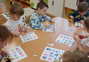 dzieci wycinają