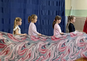 dzieci tańczą z chustą