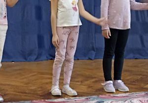 dzieci tańczą z chustą