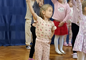 dzieci tańczą