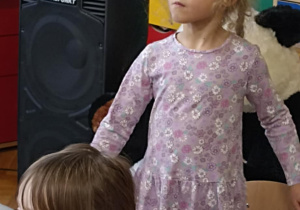 dziewczynka klęczy na krześle