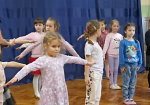 dzieci tańczą