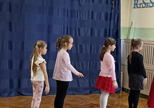 dziewczynki stoją wszeregu