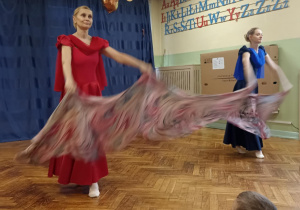 panie tańczą z chustą