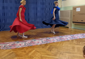 dzieci tańczą z chustą