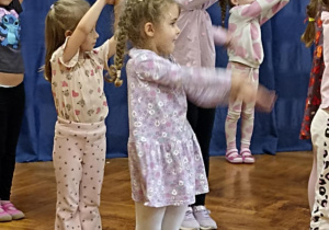 dzieci tańczą