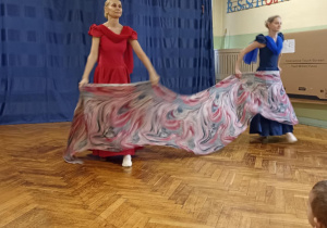 panie tańczą z chustą