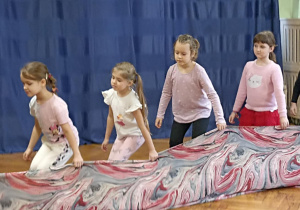 dzieci tańczą z chustą