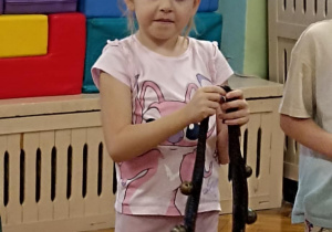 dziewczynka trzyma dzwonki