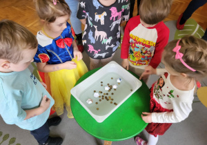 kwiatki z papieru pływają po wodzie