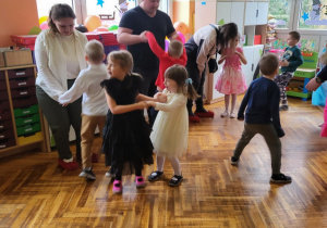 dzieci z rodzicami tańczą