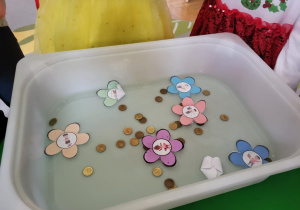 kwiatki z papieru pływają po wodzie