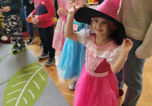 dzieci z rodzicami stoją na dywanie