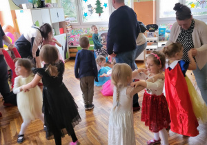 dzieci z rodzicami tańczą