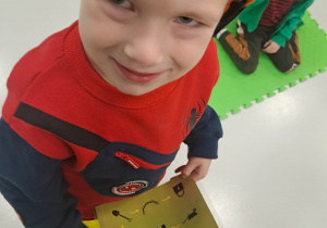 dzieci siedzą na macie