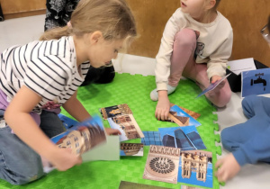 dzieci siedzą na macie