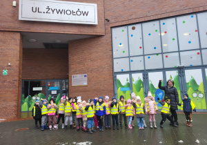 dzieci stoją przed EC1