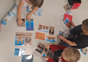 dzieci siedzą na macie