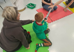 dzieci siedzą na macie