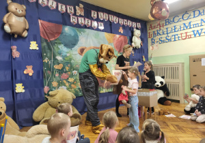 dzieci odbierają dyplomy od misia