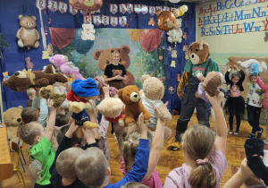 dzieci stoją ze swoimi misiami