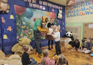 dzieci stoją ze swoimi misiami