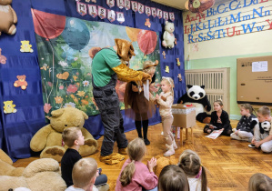 dzieci odbierają dyplomy od misia