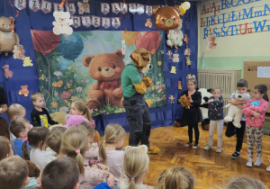 dzieci odbierają dyplomy od misia