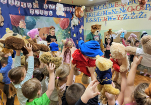 dzieci stoją ze swoimi misiami