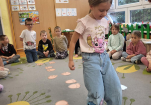 dzieci chodzą po stopkach misia