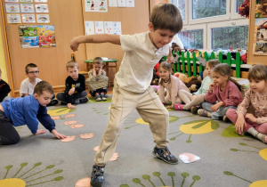 dzieci chodzą po stopkach misia