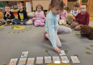 dzieci układają obrazki