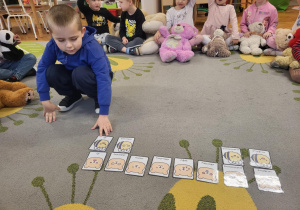 dzieci układają obrazki