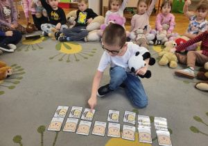 dzieci układają obrazki