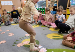 dzieci chodzą po stopkach misia