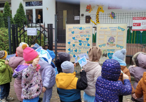 Dzieci oglądają plakaty