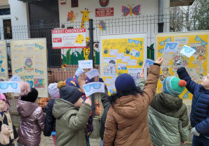 Dzieci oglądają plakaty