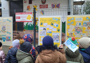 Dzieci oglądają plakaty