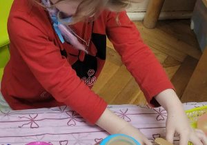 Dzieci robią balonik z niespodzianką