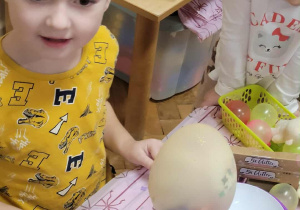 Dzieci robi balonik z niespodzianką