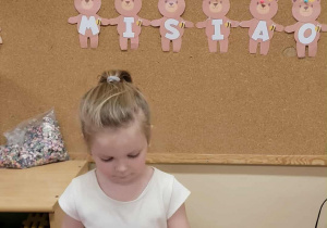 Dzieci robią balonik z misiami