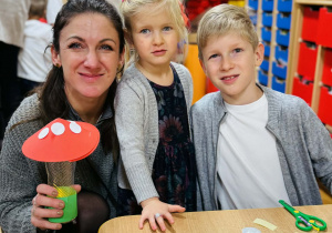 Dzieci z rodzicami wykonują lampion