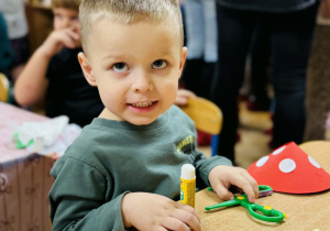 Dzieci wykonują lampion