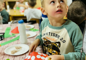 Dzieci wykonują lampiony