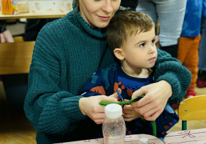 Dzieci z rodzicami wykonują lampiony