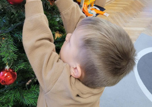 Dzieci ubierają choinkę