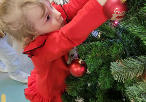 Dzieci ubierają choinkę