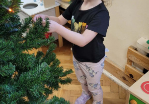 Dzieci ubierają choinkę