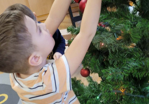 Dzieci ubierają choinkę