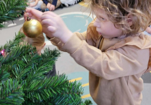 Dzieci ubierają choinkę